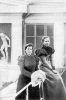 Леся Українка з матір’ю на віллі «Іфігенія». 1898 р.