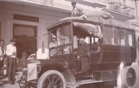 Тюменский купец Жернаков за рулём омнибуса в Ялте. 1909 год